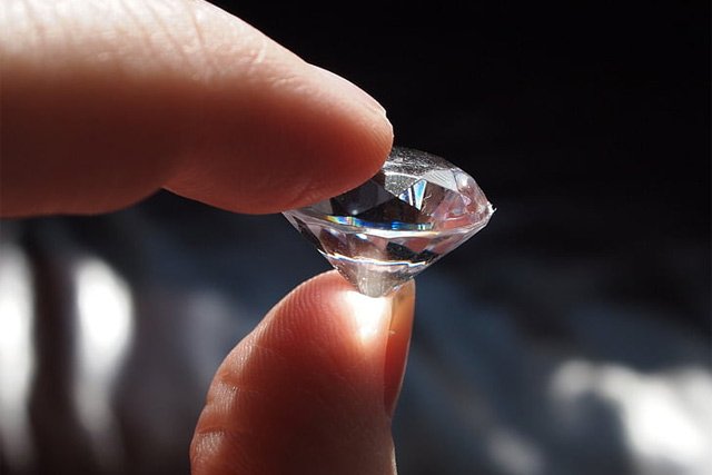 How to Identify a Raw Diamond