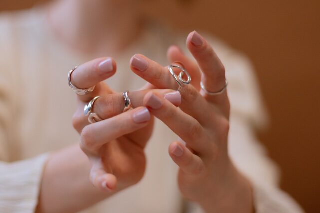 how to wear rings on multiple fingers